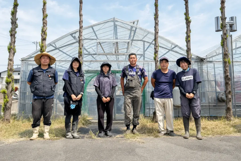 いちごの里のハウス前に並ぶ農園スタッフ